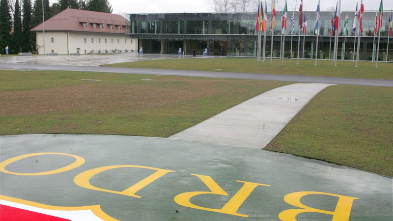 Fotografija: Slovenija je Svetu EU prvič predsedovala leta 2008. Tudi tokrat bo središče dogajanja na Brdu pri Kranju, ki so ga zaradi visokih varnostnih in logističnih zahtev že začeli prenavljati. FOTO: Igor Zaplatil/Delo