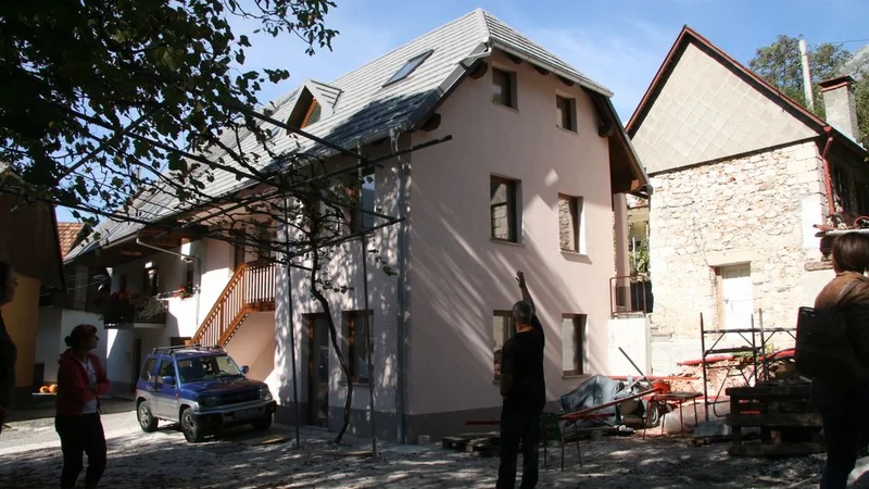 Fotografija: V predhodnih postopkih je še 108 objektov, a v DTP sklepajo, da jih najmanj 30 ne bodo obnovili. Foto Blaž Močnik