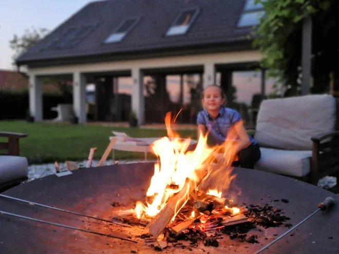 Kurišče je prostor, kjer se Boštjan najraje zadržuje. »Tam je res dobra energija.« Ob koncih tedna pa se odprtemu ognju pogosto pridruži še žar. Foto Lara Romih