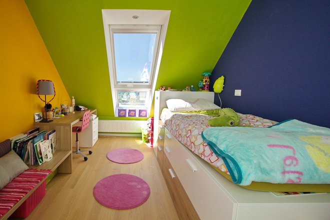 Soba za princesko Lilo, ki kar vabi k igri, s svojimi barvami, igračami in knjigami pa tudi v pravljični svet. Foto Lara Romih