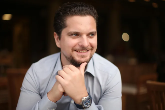 Damian Merlak, začetnik najuspešnejše slovenske zgodbe v svetu kriptovalut. 33-letni Kranjčan, ki zdaj večinoma živi na Malti, je pred kratkim postal lastnik več turističnih nepremičnin ob Bohinjskem jezeru. Zgodbo o njem boste lahko prebrali v sobotnem Delu v novi rubriki Carpe diem. FOTO: Jure Eržen/Delo