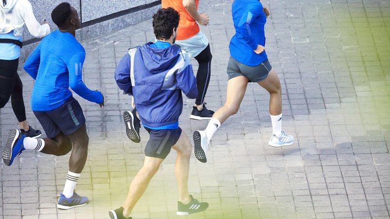 Fotografija: Najnovejši adidasovi tekaški copati SolarBoost in SolarDrive bodo v jesenski tekaški sezoni popolna izbira vsakega športnega navdušenca, ki kilometre najraje nabira na urbanih trasah. Foto:Ben Clement