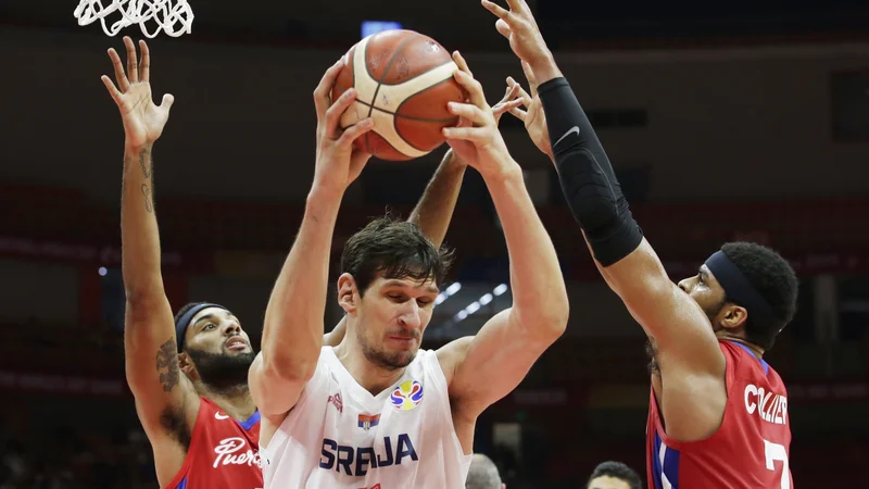 Fotografija: Boban Marjanović se je uspešno otepal precej nižjih Portoričanov. FOTO: Reuters