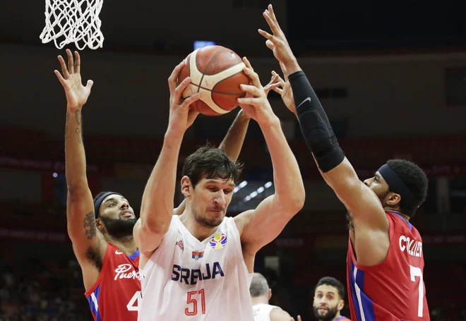 Boban Marjanović se je uspešno otepal precej nižjih Portoričanov. FOTO: Reuters