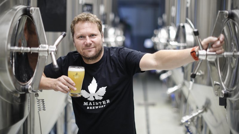 Fotografija: Lastnik pivovarne Maister Janez Skok je najraje tam, kjer zori okus, med fermentorji. FOTO: Uroš Hočevar