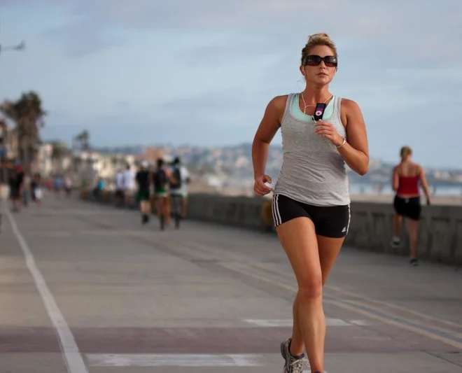 Pri malem maratonu priporočamo kombinacijo prehranskih dodatkov v obliki gela in športnih pijač. Foto: Shutterstock