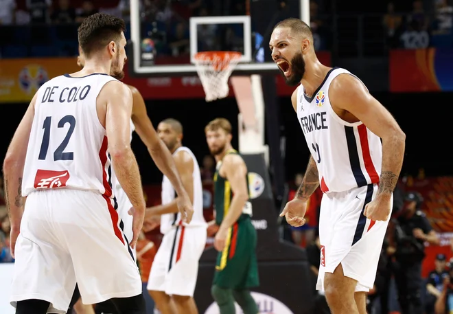 Francoza&nbsp;Evan Fournier (desno) in Nando De Colo sta Litovcem zaprla vrata do četrtfinala. FOTO: Reuters