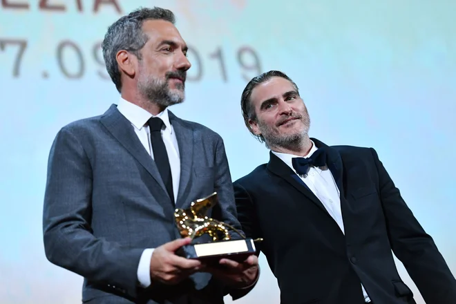 Režiser Todd Phillips (levo) z igralcem Joaquinom Phoenixom. FOTO: Alberto Pizzoli/AFP