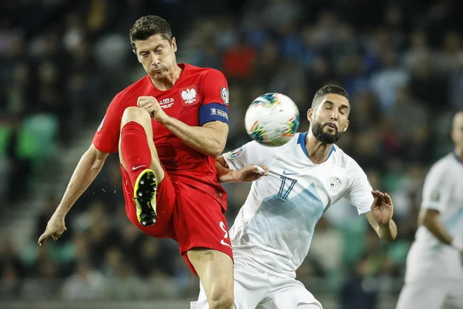 Je že res, da imata Poljska in njen največji zvezdnik Robert Lewandowski v nogometnem svetu veliko večjo veljavo, toda v medsebojnih tekmovalnih tekmah je Slovenija nerešljiva uganka.  FOTO: Uroš Hočevar/Delo