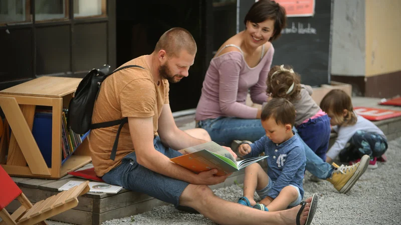 Fotografija: Z akcijo se bo Slovenija pridružila tudi evropski bralni kampanji EUReads (Evropa bere). FOTO: Jure Eržen/Delo