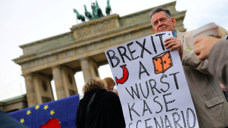 Fotografija: Britanski parlament je ta teden sprejel zakonu za preprečitev brexita brez dogovora. FOTO: Hannibal Hanschke/Reuters