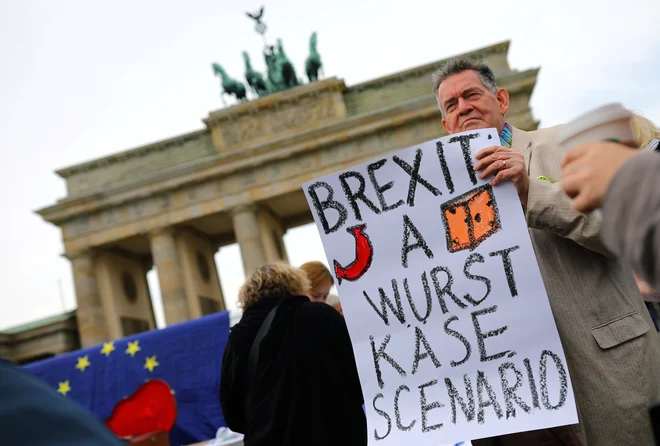 Britanski parlament je ta teden sprejel zakonu za preprečitev brexita brez dogovora. FOTO: Hannibal Hanschke/Reuters
