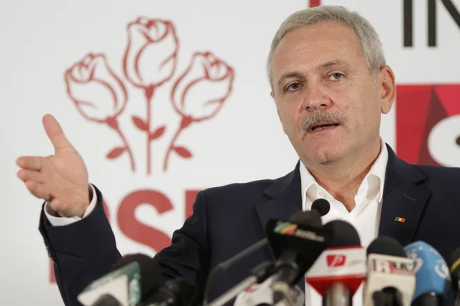 Maja letos so namreč na tri in pol leta zapora obsodili vodjo vladajoče Socialdemokratske stranke (PSD). FOTO: Reuters