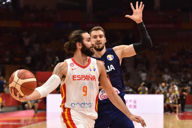 Ricky Rubio (z žogo) in soigralci so ugnali še Srbijo in ostali neporaženi na SP. FOTO: AFP