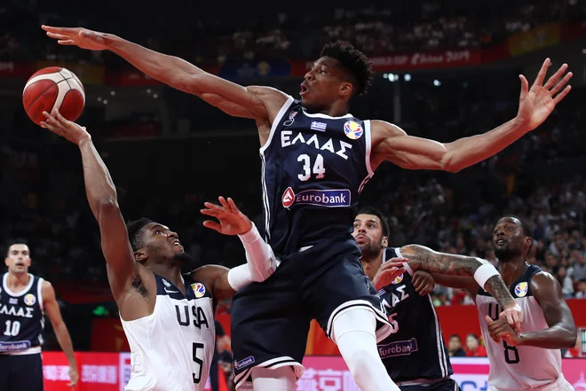 Giannis Antetokounmpo tudi na SP skače in se trudi, a ima resne težave. FOTO: Reuters