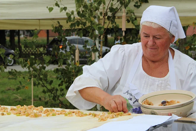 Ena najstarejših udeleženk teta Marica je sodelovala tudi pri pripravi štrudlja za Guinnessov rekord. Nadev je bil iz jabolk in grozdja. Fotografije Simona Fajfar