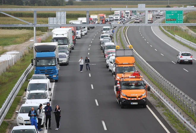 Prometna nesreča na ptujski avtocesti. FOTO: Tadej Regent