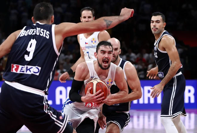 Tomaš Satoransky (z žogo) in soigralci sodijo med prijetna presenečenja na SP. FOTO: Reuters