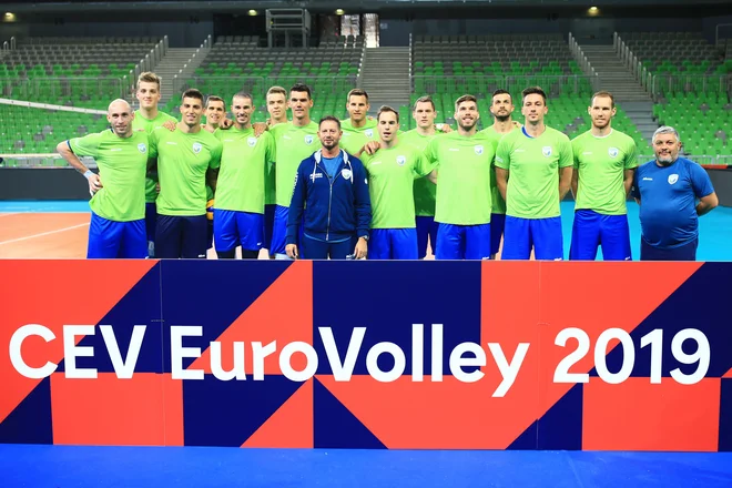 Slovenski reprezentanti in selektor Alberto Giuliani kot napeta puška pričakujejo začetek domačega eurovolleya. FOTO: Tomi Lombar