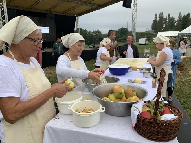 Prostovoljke zavoda Parnas so naredile štrudelj po slovensko. FOTO: Simona Fajfar