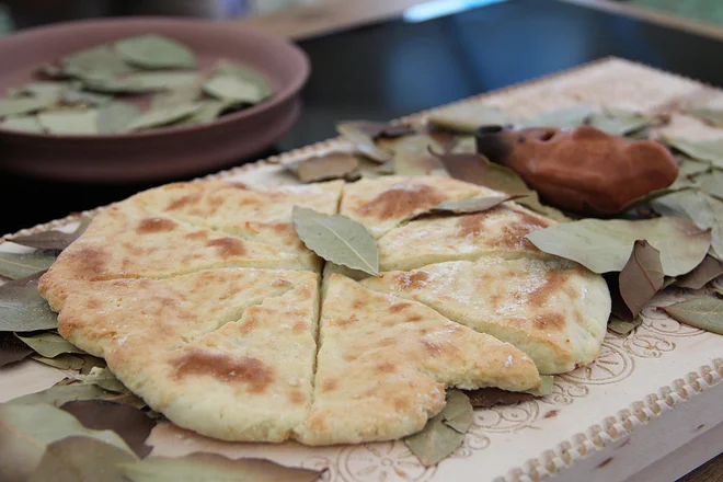 Libum, žrtvena pogača iz starega Rima, ki še najbolj spominja na štrudelj. FOTO: Simona Fajfar