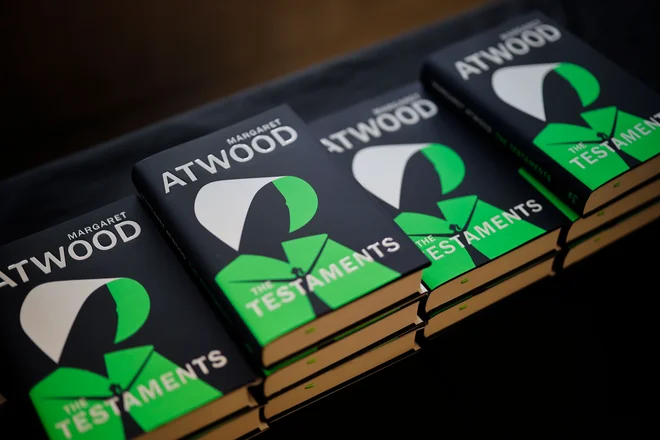 Naslovnica novega romana Margaret Atwood <em>Pričevanja </em>(<em>Testaments</em>). FOTO: AFP