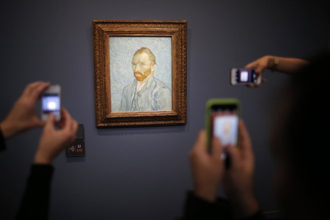 Preden se obiskovalec v muzeju Orsay prebije do umetnine, kakršna je avtoportret Vincenta van Gogha, mora premagati množico, ki jo poganja tudi želja po najboljšem posnetku.