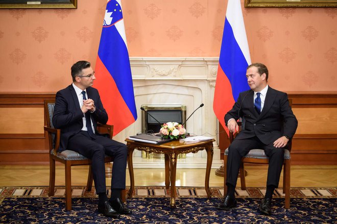 Marjan Šarec in Dmitrij Medvedjev sta se pogovorila tudi o aktualnem zunanjepolitičnem dogajanju. FOTO: STA