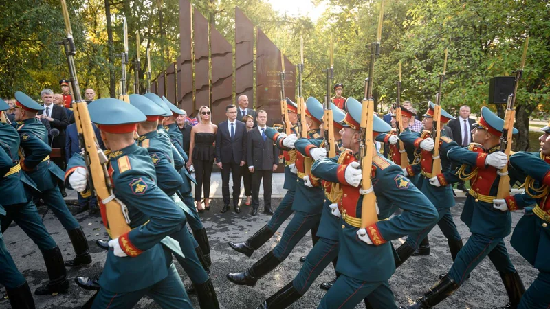 Fotografija: V Parku zmage v Moskvi sta premiera slovesno odkrila spomenik padlim slovenskim vojakom v obeh svetovnih vojnah na območju današnje Rusije. FOTO: STA