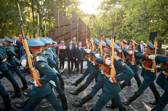 V Parku zmage v Moskvi sta premiera slovesno odkrila spomenik padlim slovenskim vojakom v obeh svetovnih vojnah na območju današnje Rusije. FOTO: STA