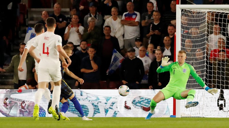 Fotografija: Valon Berisha je še preden so se posedli gledalci na štadionu St. Mary v Southamptonu zabil gol za Kosovo, ki pa je Anglijo le podžgal. FOTO: Reuters