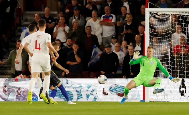 Valon Berisha je še preden so se posedli gledalci na štadionu St. Mary v Southamptonu zabil gol za Kosovo, ki pa je Anglijo le podžgal. FOTO: Reuters
