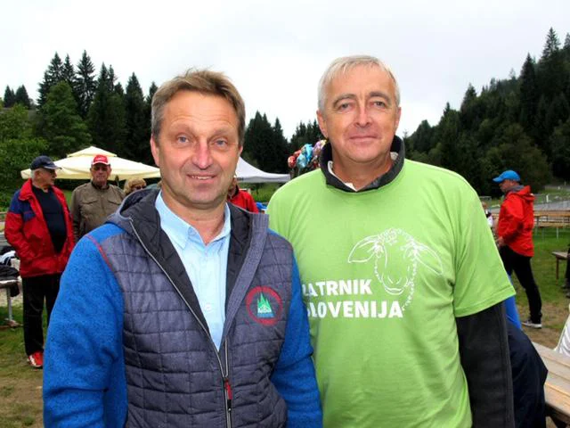 Rokave sta zavihala predsednik Turističnega društva Gorje Jože Borse in direktor RTC Zatrnik Aleš Zalar. FOTO: Ana Bajec