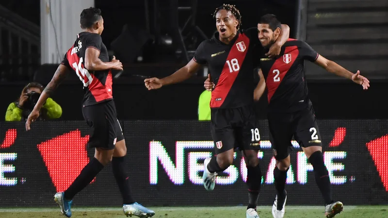 Fotografija: Perujci so se takole veselili zmage nad Brazilci. Edini gol je dosegel Luis Abram (na fotografiji desno). FOTO: AFP