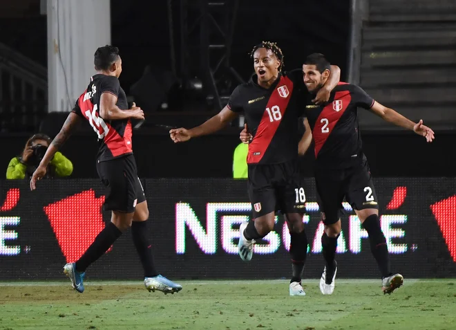 Perujci so se takole veselili zmage nad Brazilci. Edini gol je dosegel Luis Abram (na fotografiji desno). FOTO: AFP