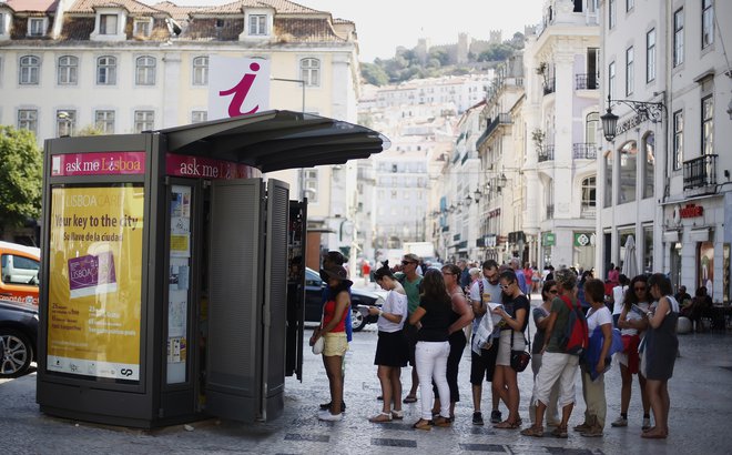 Vrsta pred turističnoinformacijskim kioskom v središču Lizbone. Foto Reuters