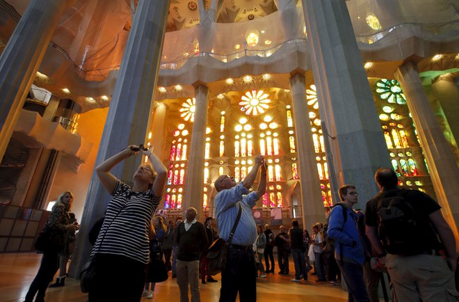 Znamenito Gaudijevo Sagrado Familio v Barceloni obišče več deset milijonov ljudi na leto. Foto Reuters