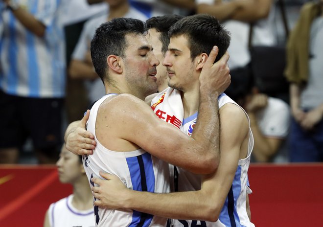 Luis Scola (levo), 39-letni argentinski veteran, je Argentino s svojo drznostjo in samozavestjo zapeljal v finale SP. FOTO: Reuters