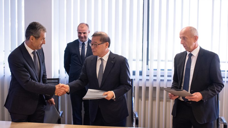 Fotografija: Stojan Petrič (levo) in Čung Mong Von sta podpisala pomemben dogovor o sodelovanju (v ozadju državni sekretar Aleš Cantarutti). FOTO: Jan Sedej