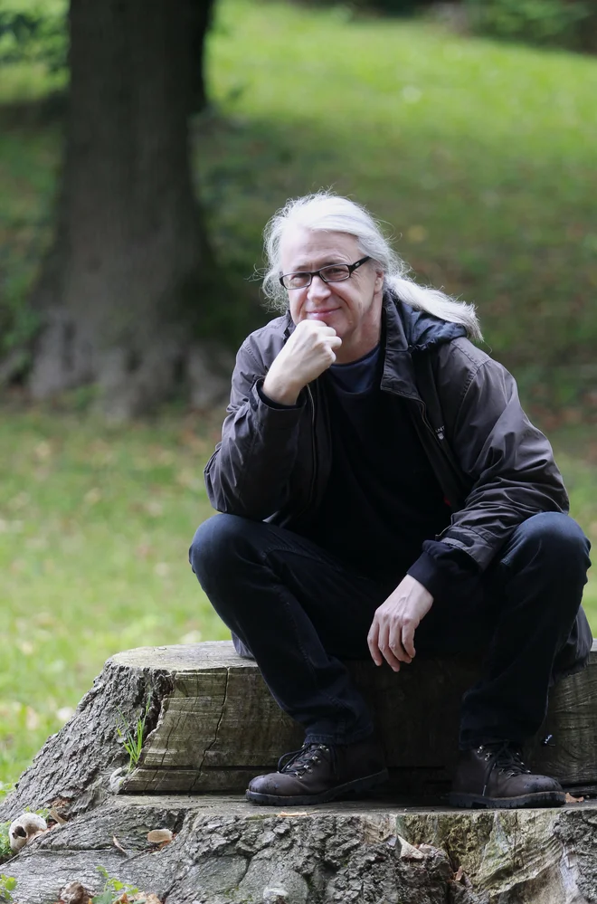»S športom se ne ukvarjam, razen kakega fuzbala sem in tja. Tudi v gozd ne hodim, ker že vse življenje stanujem praktično sredi gozda.« Foto Roman Šipić