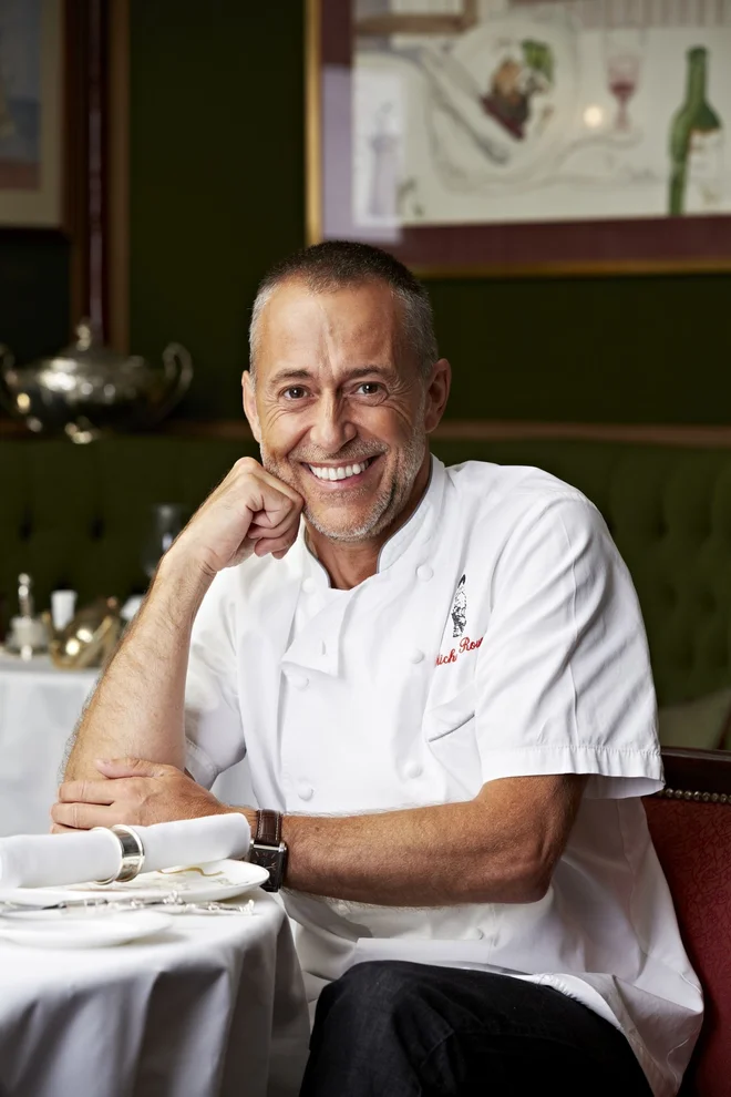 Michel Roux se je soočil s pre&shy;kletstvom potomcev kuharjev in posodobil kuharski slog očeta Alberta. Foto Le Gavroche