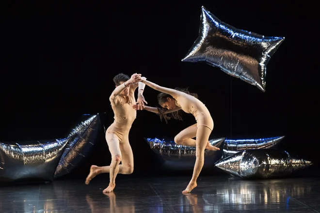 To, kar nam bo 6. oktobra na odru Gallusove dvorane pokazal ansambel skupine Centre Chorégraphique National (CCN) &ndash; Ballet de Lorraine, je dragocen vpogled v drobce genija Mercea Cunninghama. Na fotografiji: prizor iz Deževnega gozda. FOTO:&nbsp; Laurent Philippe