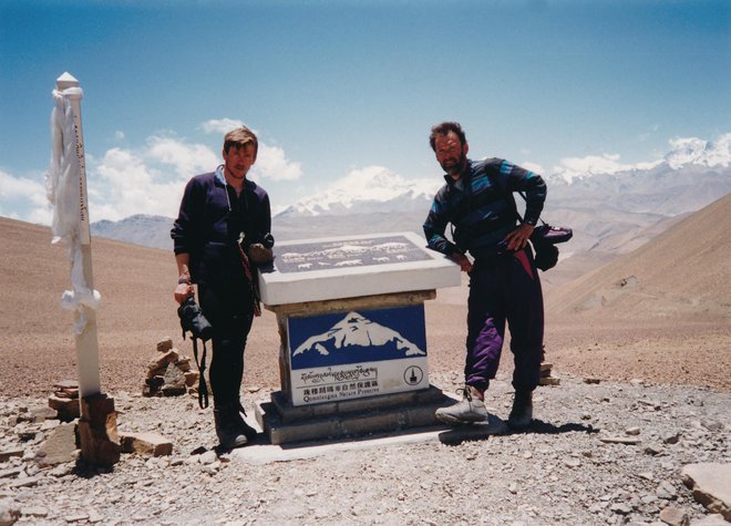 Z Davom na sedlu Pang La na višini 5200 metrov; v ozadju trikotna konica Everesta. FOTO: Viki Grošelj