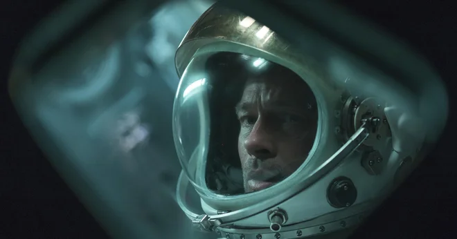 Prizor iz filma: Brad Pitt kot Roy McBride.