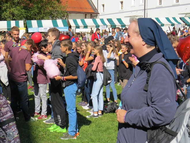 Tudi usmiljene sestre so rade prisluhnile rockovskim izvedbam pobožnih pesmi. Foto Bojan Rajšek