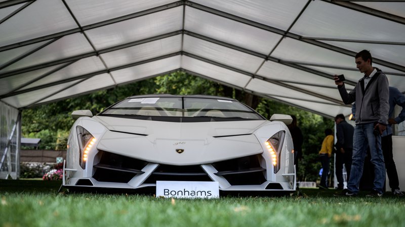 Fotografija: Levji delež v astronomskem izkupičku dražbe je pripadel redkemu modelu Lamborghini Veneno Roadster, ki je bil prodan za 7,6 milijona evrov. FOTO: Fabrice Coffrini/AFP