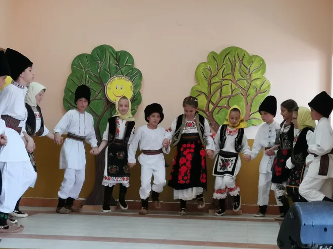 Muzikalnost kola imajo v genih skozi stoletja in tisočletja, držijo se za roke in plešejo skupaj, kar je drugače kot pri evropskih plesih,&nbsp; kjer plešemo dva po dva ali celo vsak sam. Foto Milena Zupanič<br />
&nbsp;