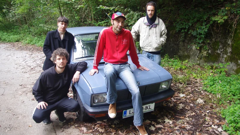 Fotografija: Luka, Neža, Toni, Danilo. In yugo. Pravzaprav Yugo.
FOTO: Grega Kališnik