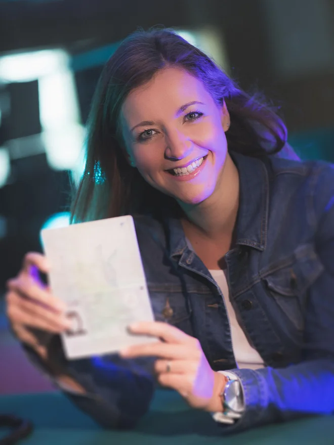 Anja Hlača Ferjančič, dnevna urednica in voditeljica na Valu 202. Odlikuje jo lepa zborna izreka, brez sledi dolenjščine, medtem ko je angleščino izbrusila predvsem na mednarodni maturi, nemščino pa, ko je bila v Berlinu na študentski izmenjavi in tam opravljala tudi novinarsko prakso. Foto Stane Jeršič Za Val 202