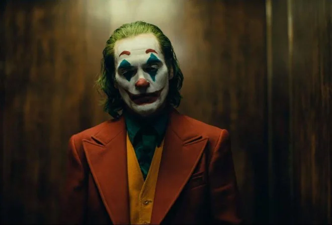 Joaquin Phoenix je že v filmih Jamesa Graya, Paula Thomasa Andersona in Lynne Ramsey dokazal, da zna nagonsko upodobiti um in telo izmučenega moškega. V Jokerju pa na momente izkaže tudi fizično gracioznost in skoraj feminilno delikatnost. FOTO: promocijsko gradivo